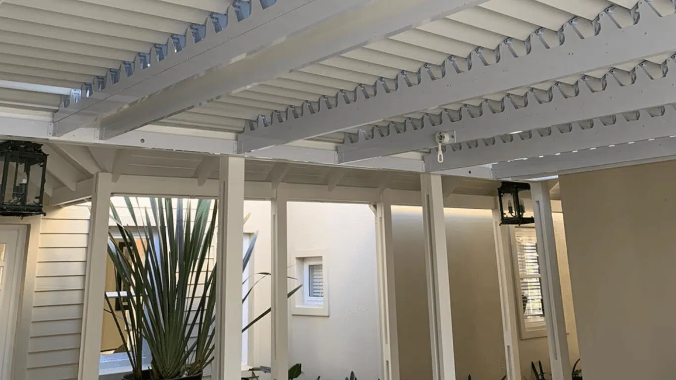 Aluminium louvred awning with adjustable slats for light and airflow