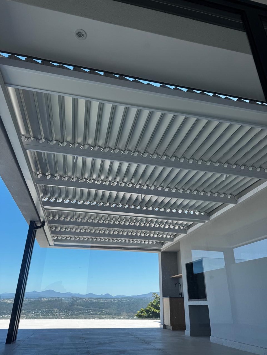 Aluminium louvred awning at Fernwood Estate Knysna installed by Custom Blinds