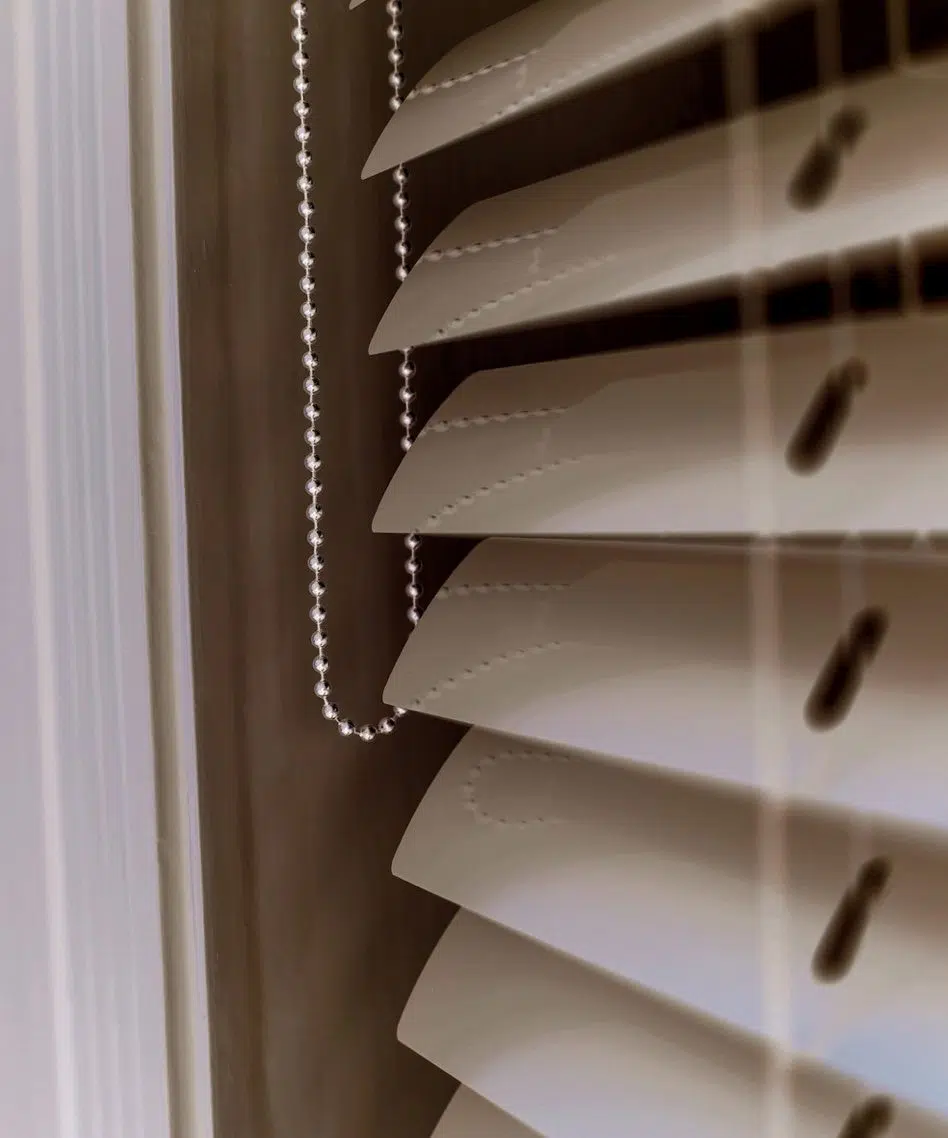 50mm aluminium venetian blinds with chain control in a Knysna home