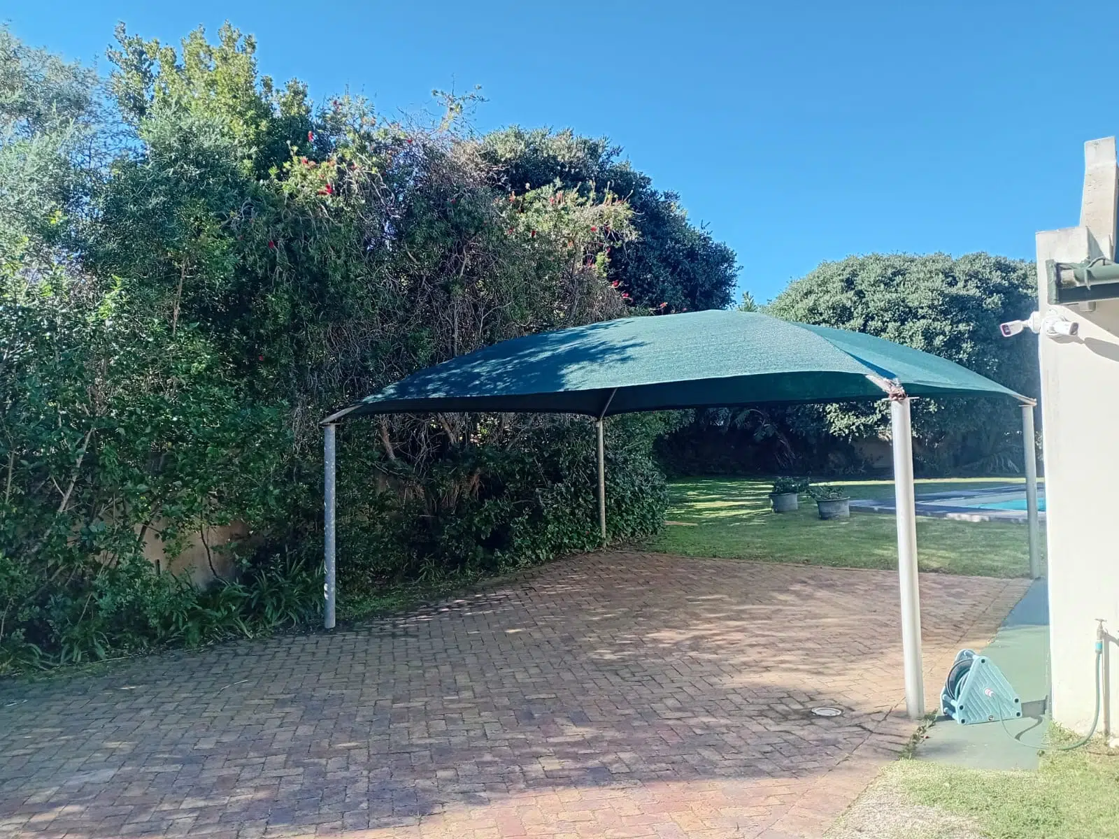 Single bay bubble shadeport installation Plettenberg Bay | Custom Blinds Shutters & Awnings